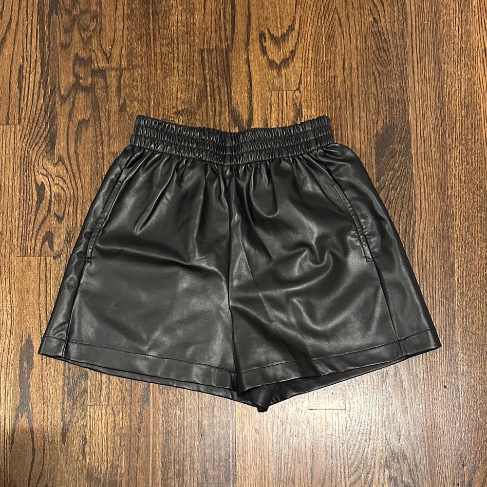 Vestique Black High Waist Leather Shorts